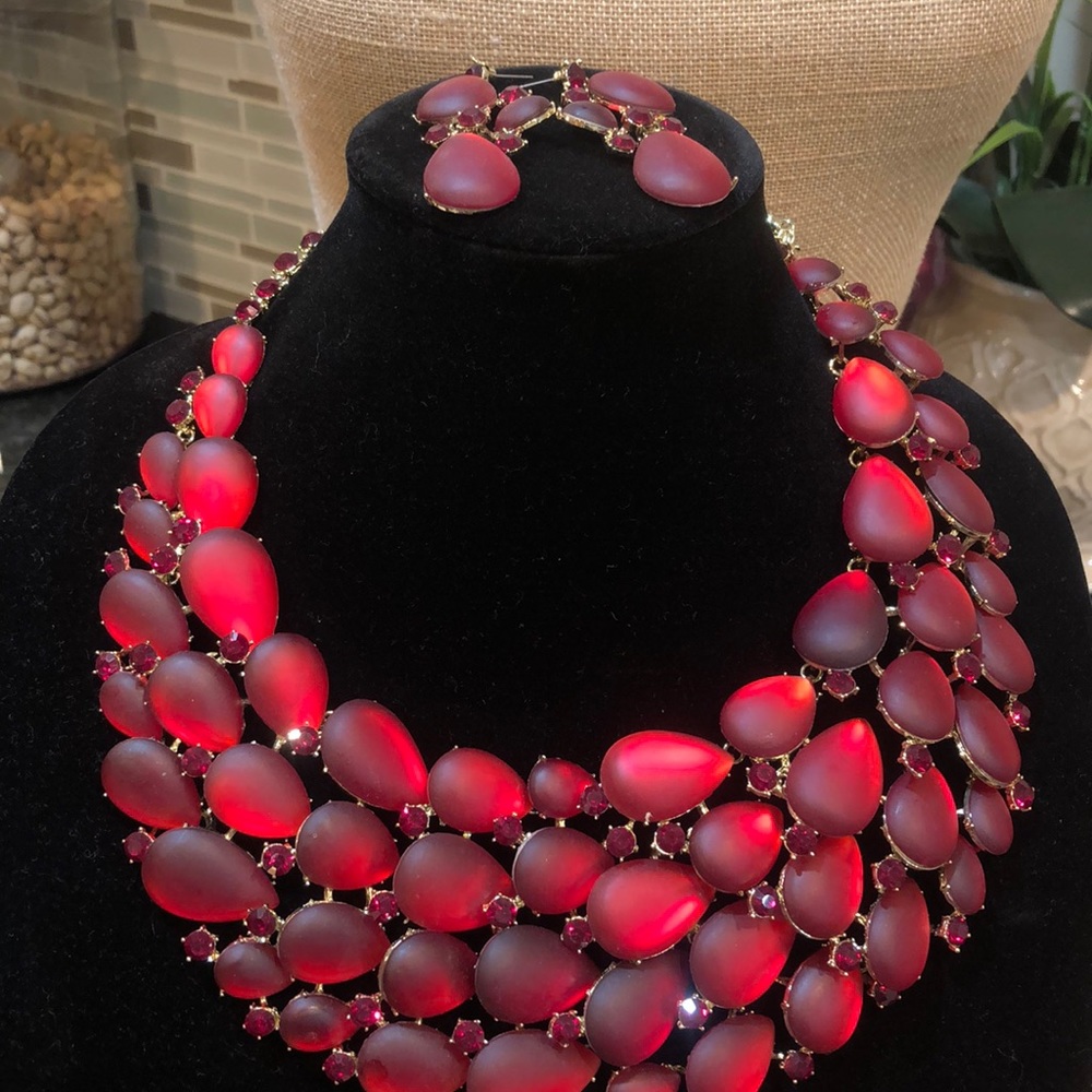 Extravagant  neck piece